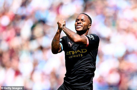 Sterling lập hat-trick ngay ở trận ra quân tại Ngoại hạng Anh mùa mới.