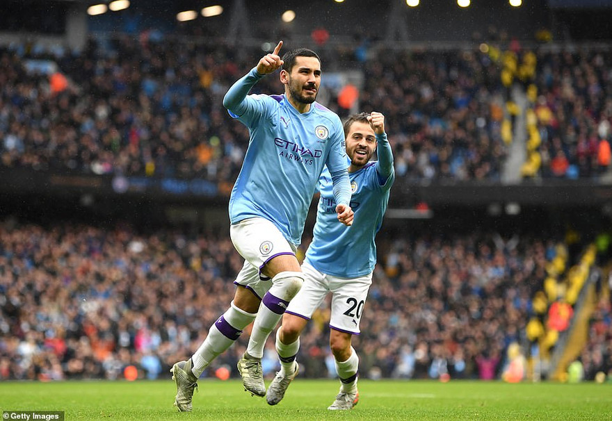 Ilkay Gundogan ăn mừng bàn thắng.