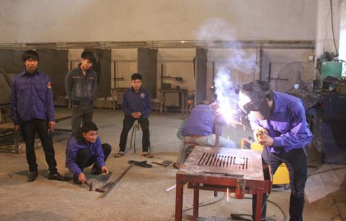 Một buổi học thực hành của lớp hàn tại Cao đẳng nghề Việt Đức. Ảnh: Hải Bình (VnExpress).