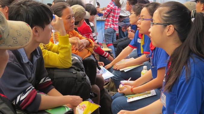 các tình nguyện viên đang tư vấn thí sinh và ngươi nhà. Ảnh: Nguyễn Dũng