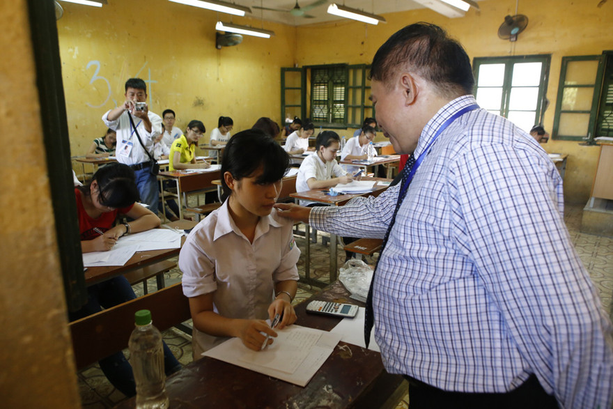 Thứ trưởng Bộ GD&ĐT Bùi Văn Ga động viên em Vương Thị Thư trước giờ thi. Ảnh: Như Ý