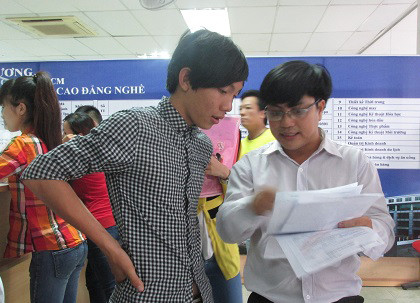 Thí sinh được các nhân viên tuyển sinh hướng dẫn chỉnh sửa hồ sơ. 