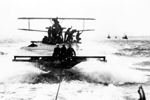 Tàu sân bay đầu tiên trên thế giới có đường băng dài chỉ 17 m, phi công sẽ cất cánh nhờ vào lực nâng khi tàu di chuyển với tốc độ 20 hải lý/giờ. Ảnh: Dailymail. 