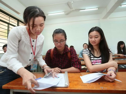 Thí sinh chỉnh sửa hồ sơ đăng ký dự thi tại Trường ĐH Khoa học xã hội và nhân văn TP.HCM. Năm nay, không biết việc này sẽ diễn ra ở đâu - Ảnh: Đào Ngọc Thạch (Thanh Niên). 