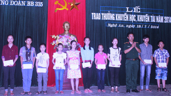 Lãnh đạo, chỉ huy Trung đoàn 335 trao thưởng cho các cháu đạt thành tích cao năm học 2013 -2014
