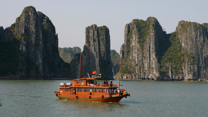 Tàu du lịch trên Vịnh Hạ Long. Ảnh: Hồng Vĩnh