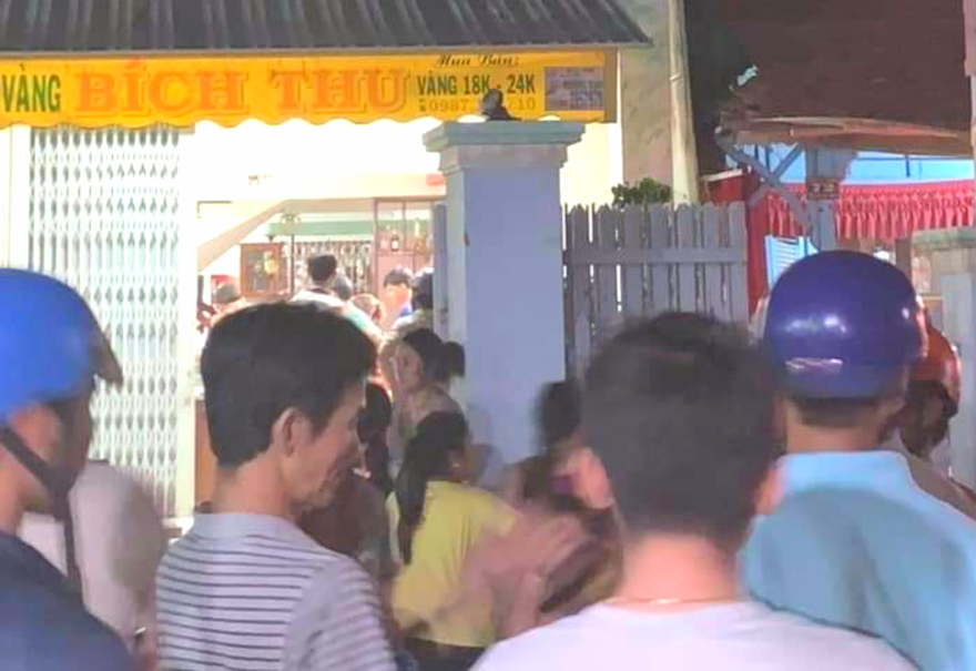 Tiệm vàng Bích Thu vừa xảy ra vụ cướp táo tợn. Ảnh: Hiền Huynh