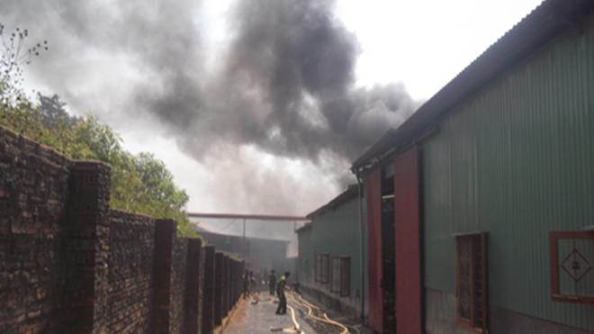 Lực lượng chữa cháy đang dốc sức cứu hỏa