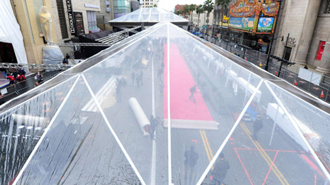 Căng lều bạt bao bọc khu vực thảm đỏ (Ảnh: NBC)