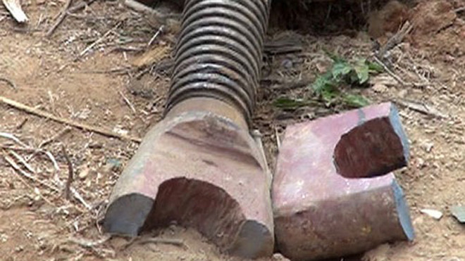 Theo Bộ trưởng Đinh La Thăng, nguyên nhân ban đầu của vụ tai nạn sập cầu treo Chu Va 6 là do thi công ắc neo ẩu, sai thiết kế.