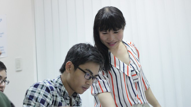 Phan Bách Quân quyết định bỏ hẳn 7 năm ĐH để ôn thi lại ở lớp cô Quỳnh Trâm. Gia đình khá giả, ba mẹ đều theo ngành y nhưng ở lớp cậu là một trong những học rất chăm chỉ, chịu khó.