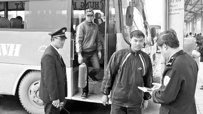 Xe khách được kiểm tra tại các bến xe Hà Nội đều bị phát hiện vi phạm quy định an toàn. Ảnh: Anh Trọng