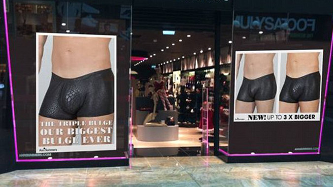 Tranh cãi về quần lót độn dành cho nam