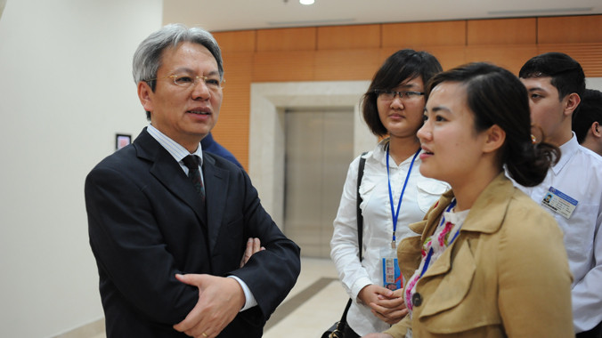 TS Nguyễn Sĩ Dũng và các sinh viên trong giờ giải lao của hội nghị. Ảnh: Công Khanh