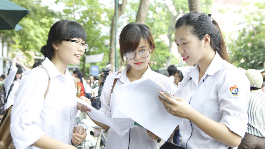 Thí sinh xem lại bài thi tốt nghiệp sáng 4/6. Ảnh: Như Ý