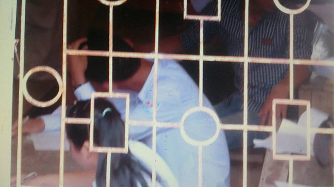 Thí sinh quay xuống bàn bạn. Ảnh: Facebook thầy Đỗ Việt Khoa.