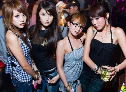 Ở quán bar thường xuất hiện những cô gái sành điệu. (Ảnh minh họa).