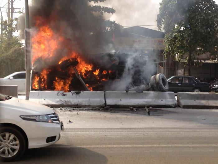 Chiếc xe gặp nạn, bốc cháy ngùn ngụt giữa đường