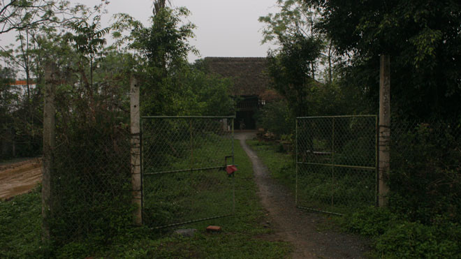 Căn nhà sàn của ông Sơn trên mảnh đất 2.000m2 nằm trong dự án quốc phòng. Ảnh: Trần Thanh