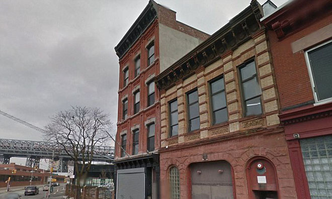  Shaw cố gắng leo qua cửa sổ căn hộ tầng bốn của Douglas (tòa ngoài cùng bên trái. 