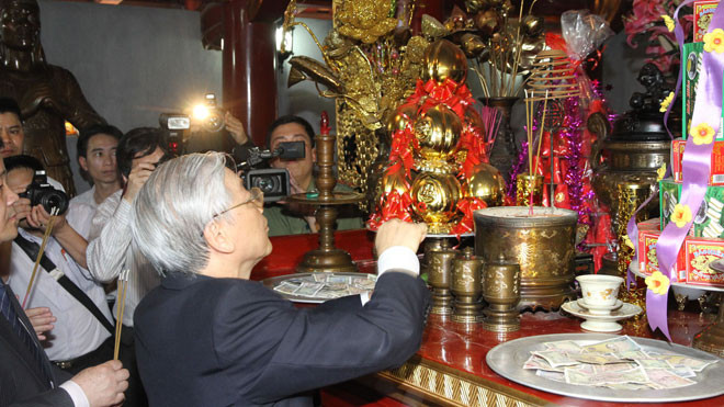 Tổng Bí thư dâng hương lên các Vua Hùng trên đỉnh núi Nghĩa Lĩnh Ảnh: Tùng Duy