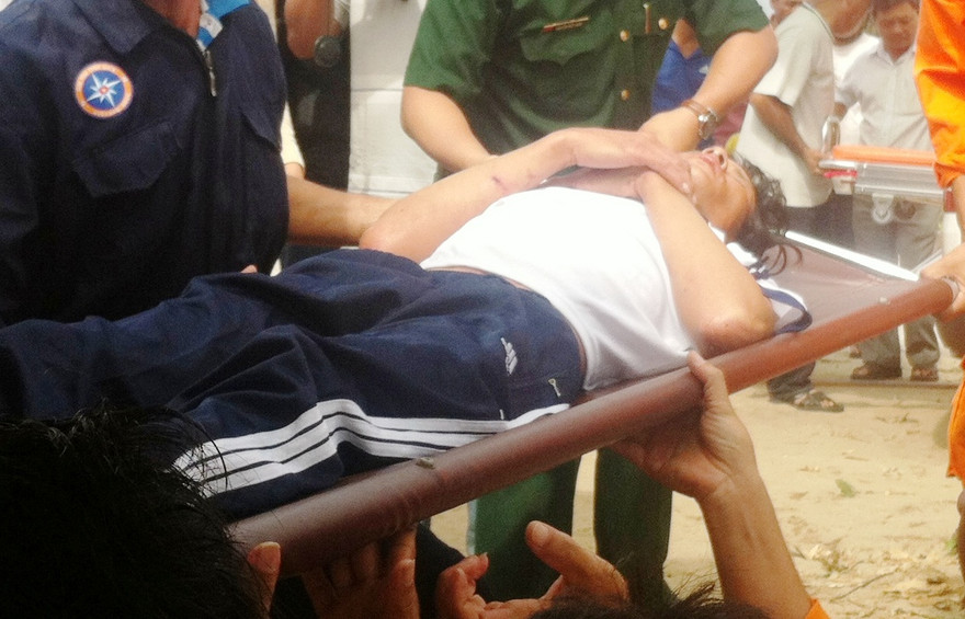 Chuyển ngư phủ bị thương về Bệnh viện Đa khoa Bạc Liêu.