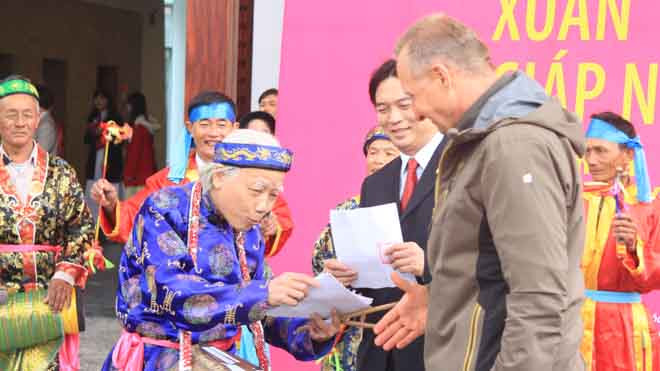 Đội sắc bùa Hà Tĩnh chúc Tết. Ảnh: Nguyễn Mạnh Hà