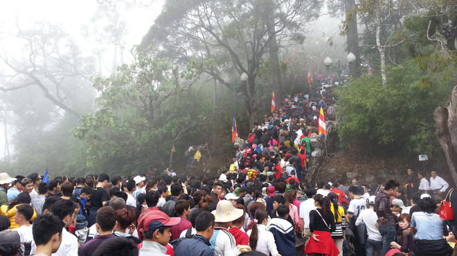 Dòng người nhích từng bước lên chùa Đồng ngày 9/2. Ảnh: thành duy