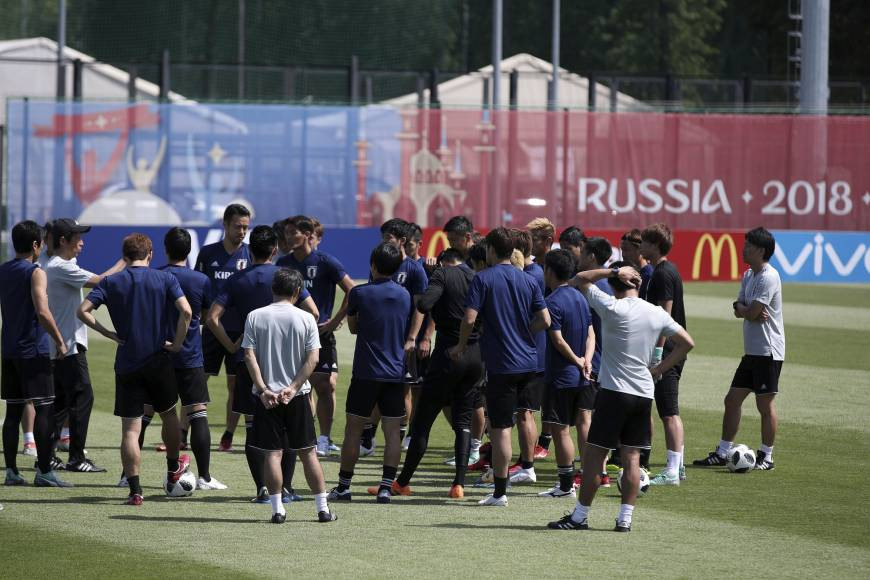 HLV Akira Nishino xin lỗi học trò trên sân tập