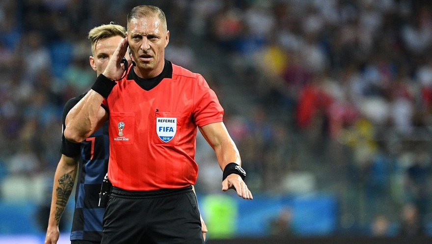 Trọng tài Nestor Pitana.