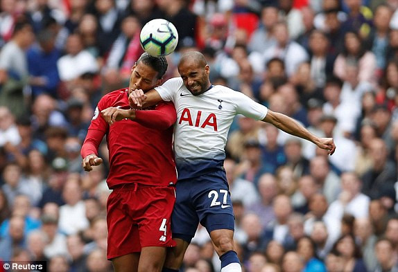 Tottenham (áo trắng) để thua các vị khách Liverpool