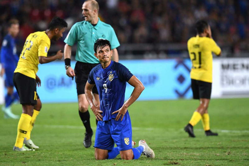 Adisak Kraisorn quỳ gối sau thất bại