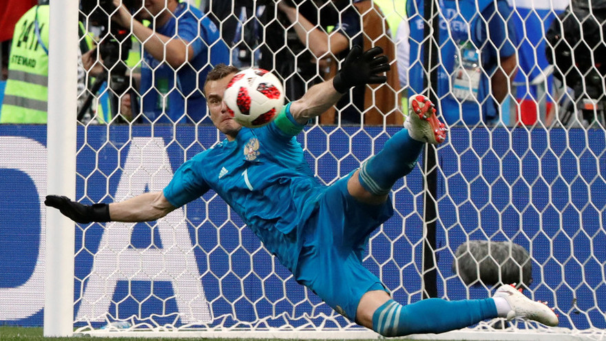 Igor Akinfeev cản phá 2 quả đá 11m của Tây Ban Nha