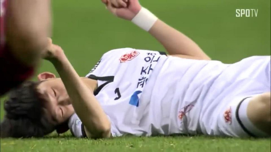  Lee Seung-mo bị gãy gập cổ