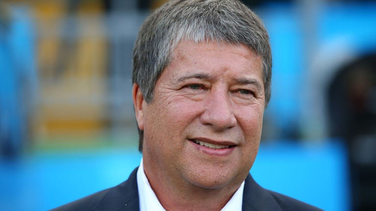 HLV Hernan Dario Gomez xúc động với màn trình diễn của các học trò.