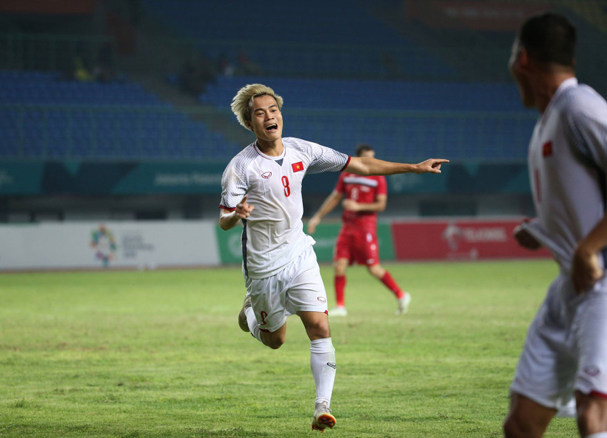 Văn Toàn ăn mừng bàn thắng.