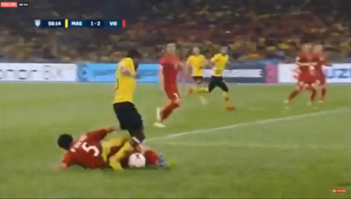 Đoàn Văn Hậu tái hiện pha tắc bóng kiểu “gạt lưỡi liềm” 