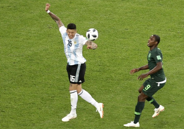 Marcos Rojo để bóng chạm tay trong vòng cấm nhưng Argentina không bị phạt đền.