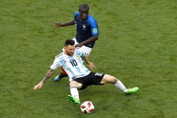 Lionel Messi bất lực trước người Pháp