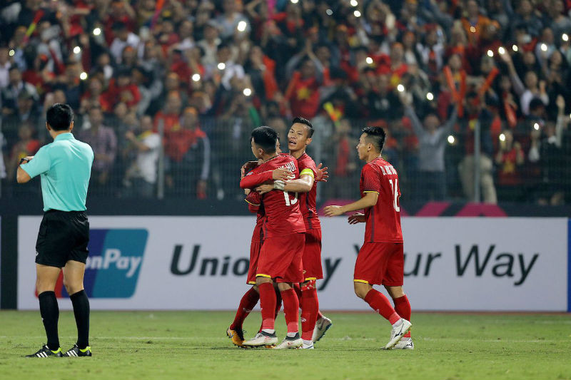 Đội trưởng Quế Ngọc Hải cùng các đồng đội ăn mừng