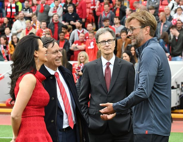 Tỷ phú John W Henry (giữa) nói chuyện với HLV Jurgen Klopp