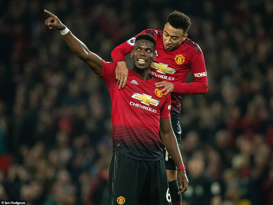 Paul Pogba ăn mừng bàn thắng tại Old Trafford