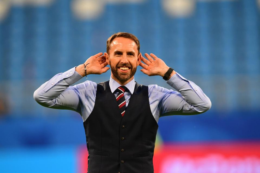 HLV Gareth Southgate lắng nghe người hâm mộ Anh hát