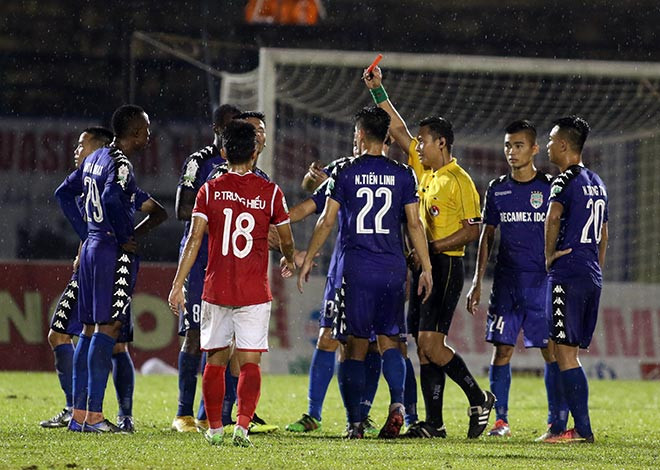 Trọng tài Trần Văn Lập rút thẻ đỏ với Tấn Tài, bẻ còi phút chót. Ảnh: 24h