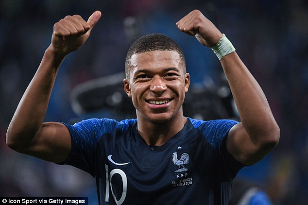 Kylian Mbappe đáp trả người Anh