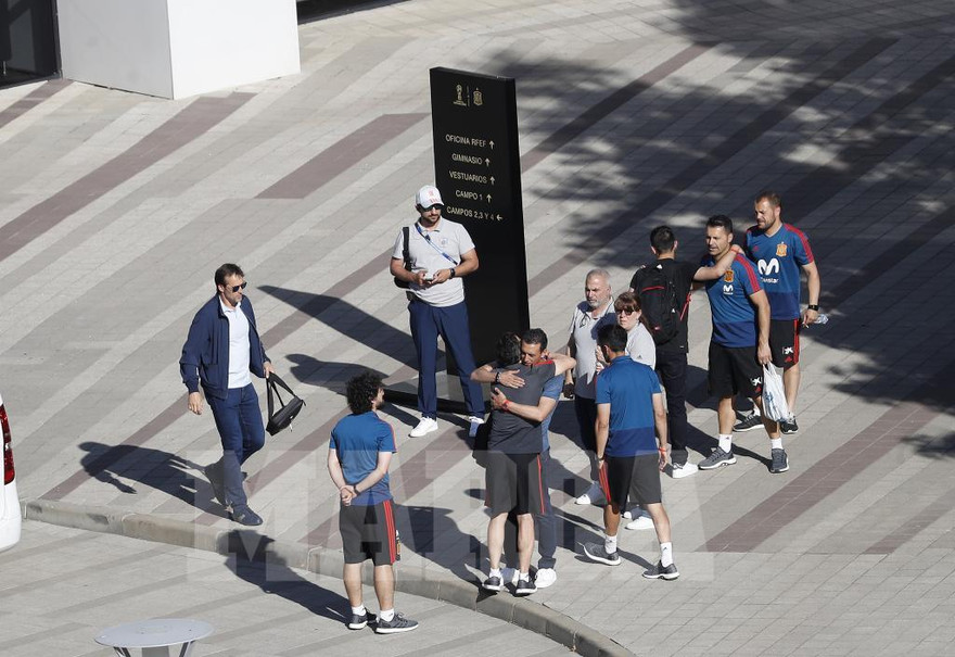 HLV Julen Lopetegui xách va li về nước sớm.