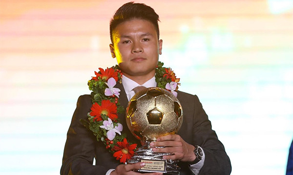 Nguyễn Quang Hải nhận Quả bóng vàng Việt Nam. Ảnh: Vnexpress 