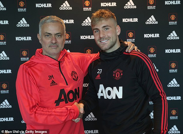 Luke Shaw rạng rỡ ký hợp đồng mới