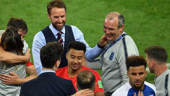HLV Gareth Southgate chia vui với các học trò.