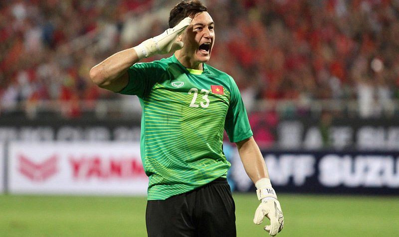 Đặng Văn Lâm chào cờ theo kiểu "chú bộ đội".